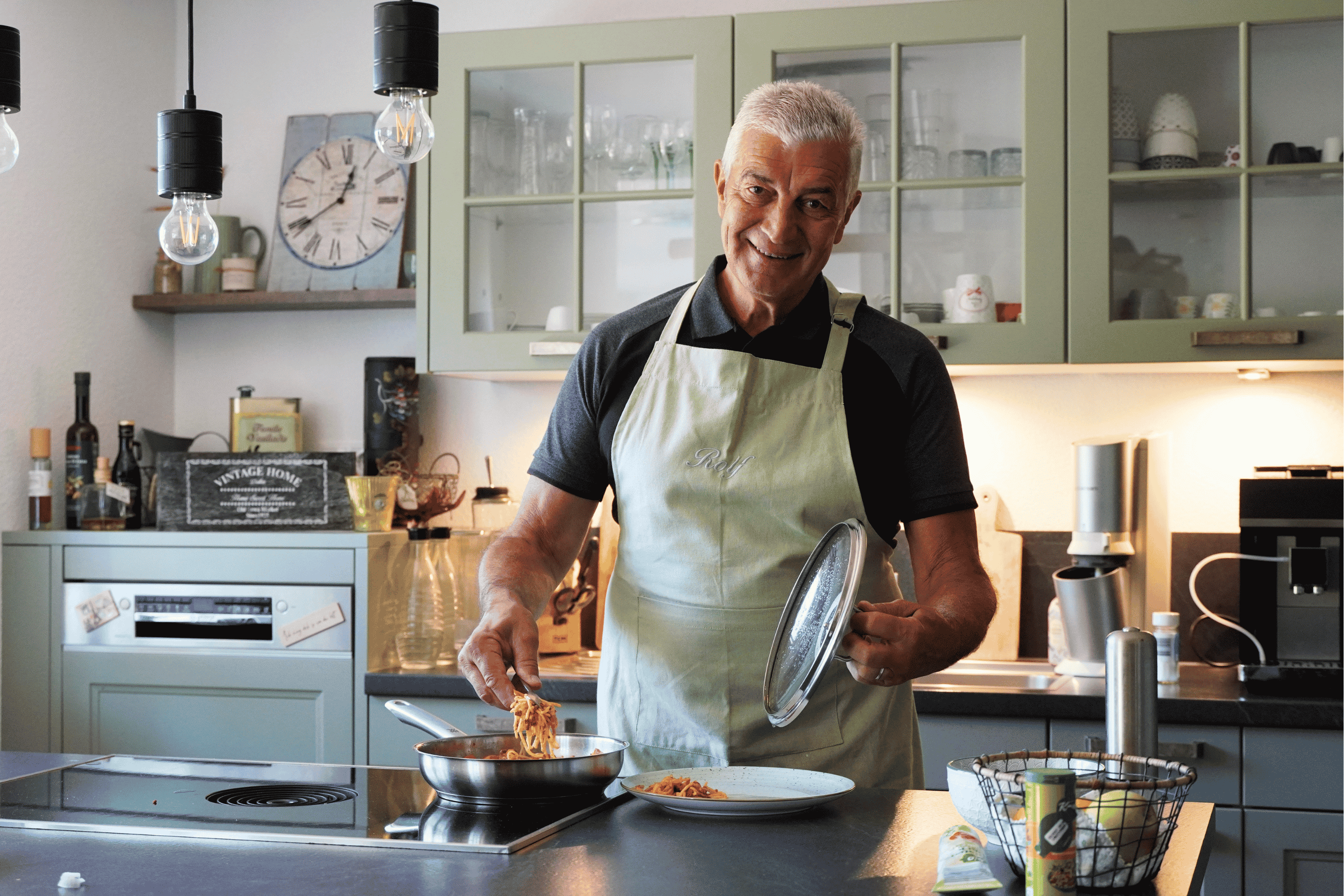 Rolf Metzger beim frischen Kochen in der Küche